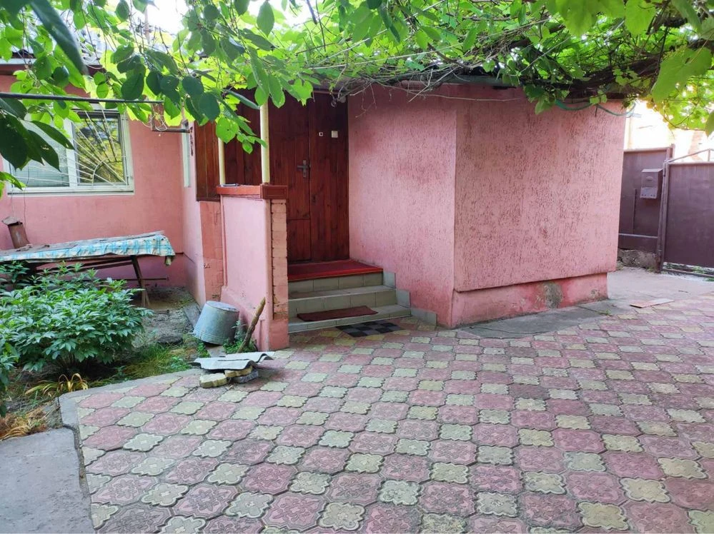 Добротна, простора , затишна частина будину з окремим двором