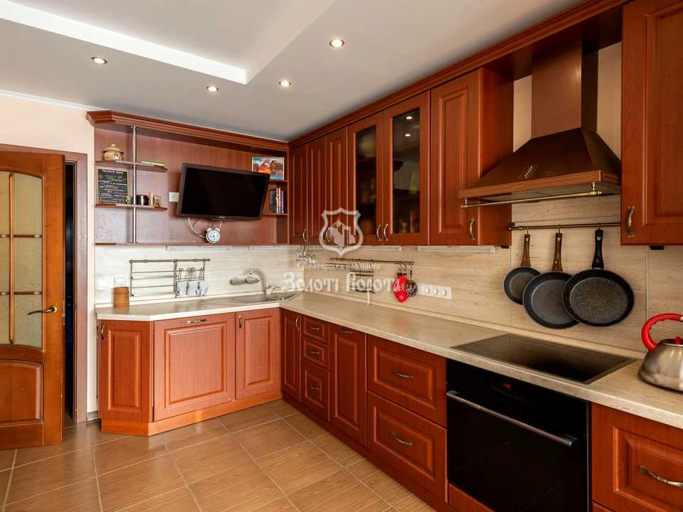 Apartment. Kyiv, Myloslavska Street.