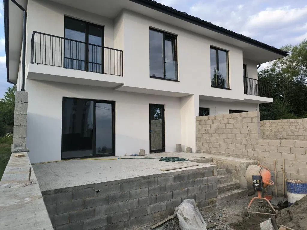 Затишний котедж із великою терасою, район Червениці