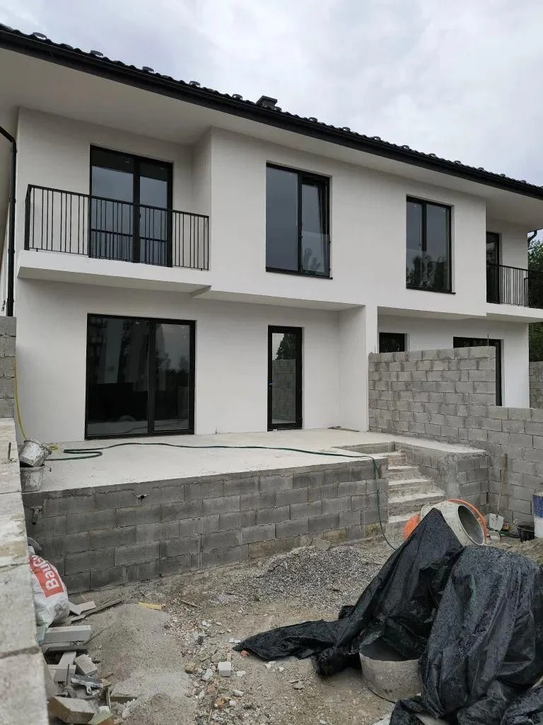 Затишний котедж із великою терасою, район Червениці