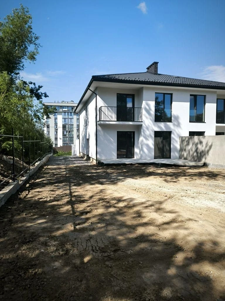Затишний котедж із великою терасою, район Червениці