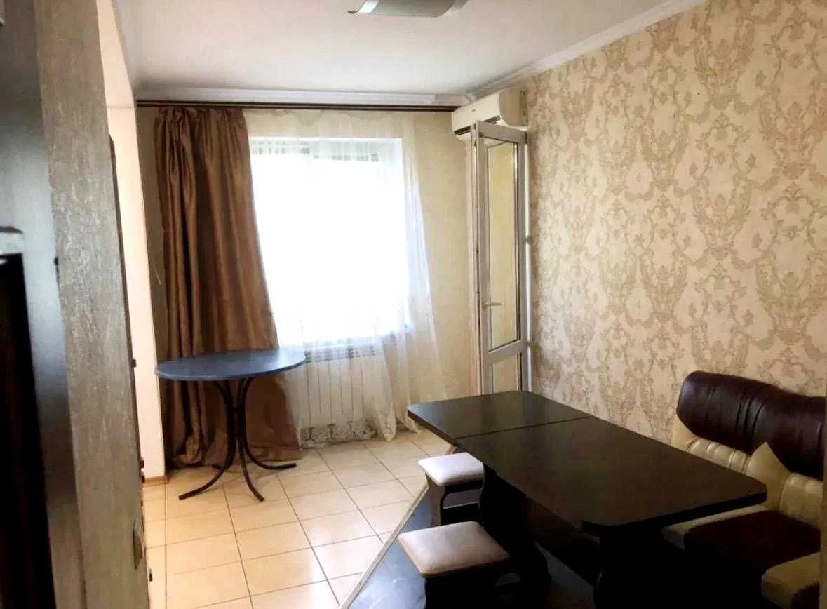 продам 2 кімнатну  квартиру з кухнею 13,7 м2,балкон з підвал