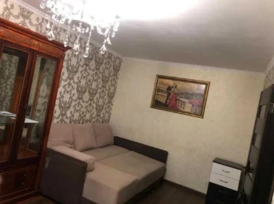 продам 2 кімнатну  квартиру з кухнею 13,7 м2,балкон з підвал