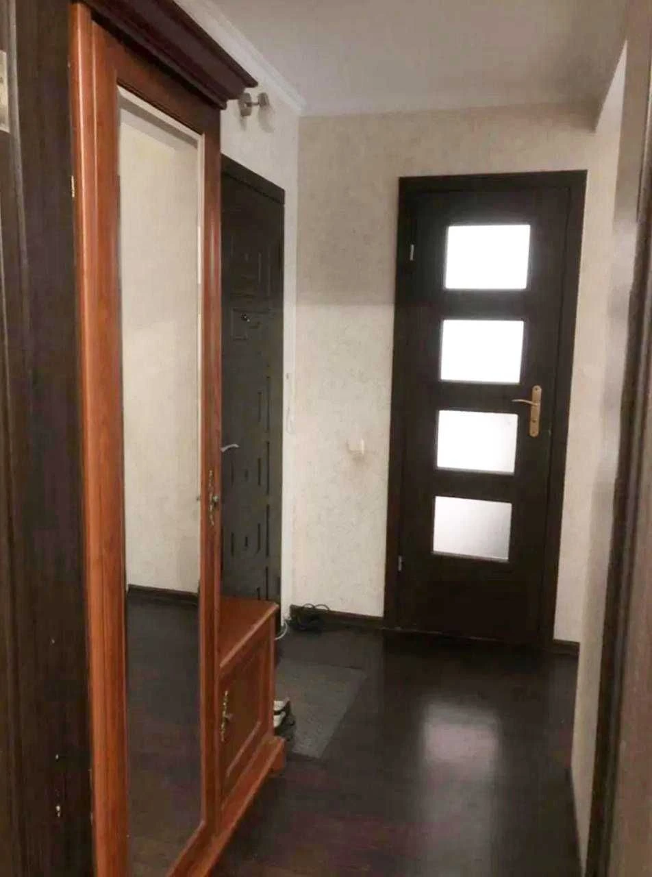 продам 2 кімнатну  квартиру з кухнею 13,7 м2,балкон з підвал