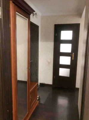 продам 2 кімнатну  квартиру з кухнею 13,7 м2,балкон з підвал