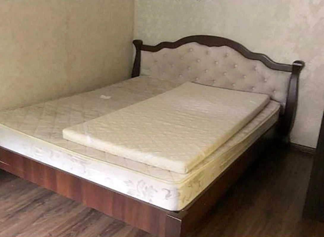 продам 2 кімнатну  квартиру з кухнею 13,7 м2,балкон з підвал