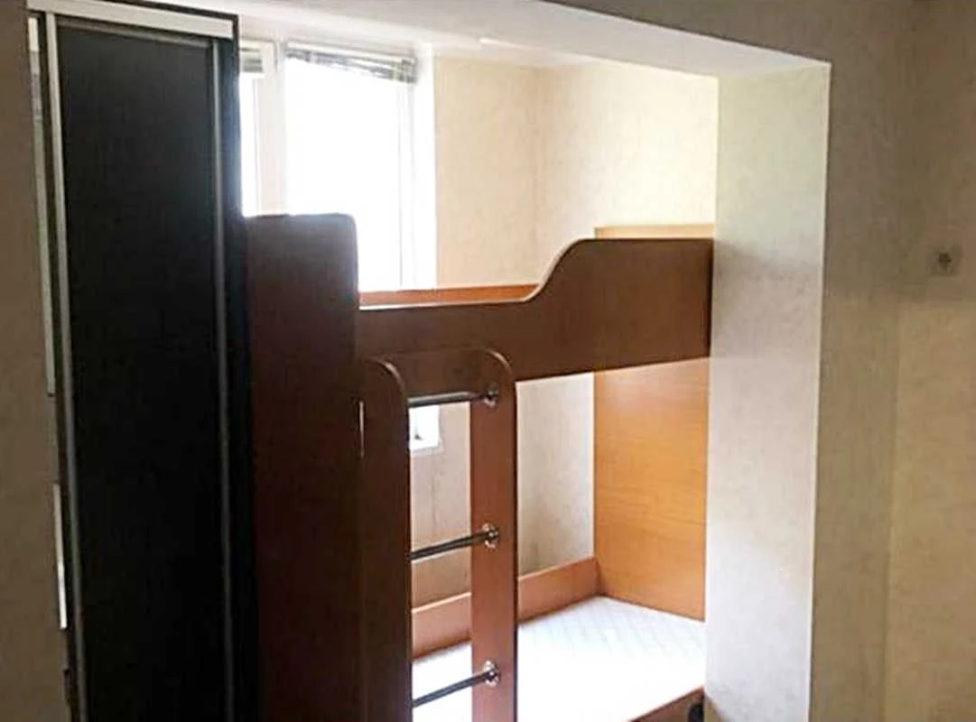 продам 2 кімнатну  квартиру з кухнею 13,7 м2,балкон з підвал