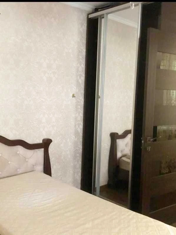 продам 2 кімнатну  квартиру з кухнею 13,7 м2,балкон з підвал