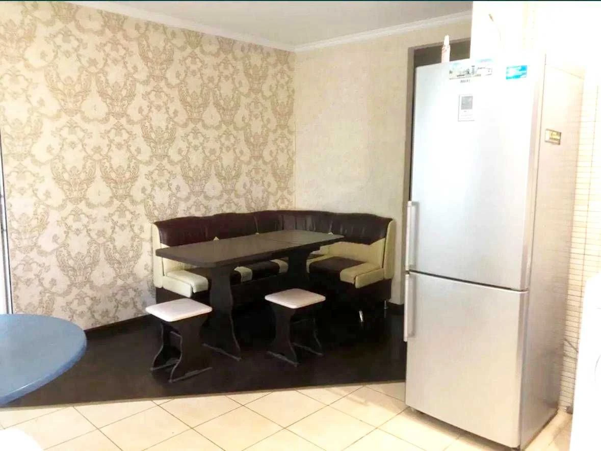 продам 2 кімнатну  квартиру з кухнею 13,7 м2,балкон з підвал