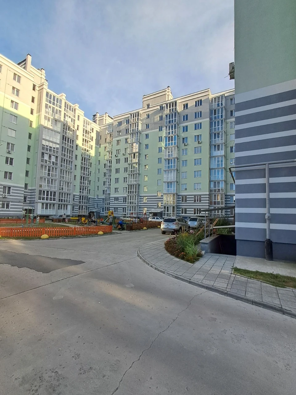 Продам 2-кім.кв з гарним ремонтом по вул.  Волковича