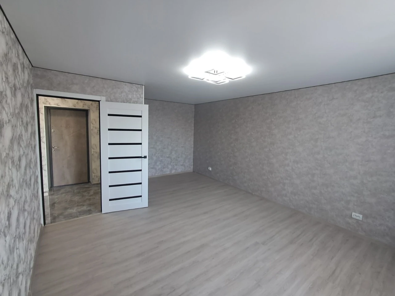 Продам 1-кім.кв з новим ремонтом