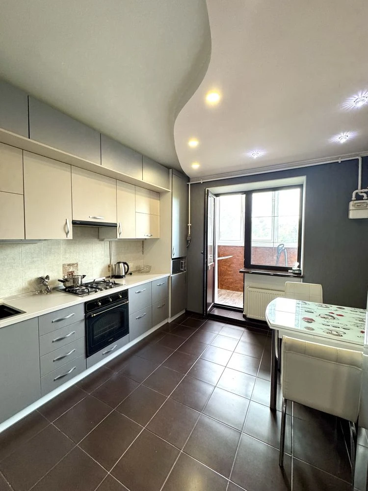 Продаж 2-кімнатної з автономним опаленням 2/10, 73 м², єОсел