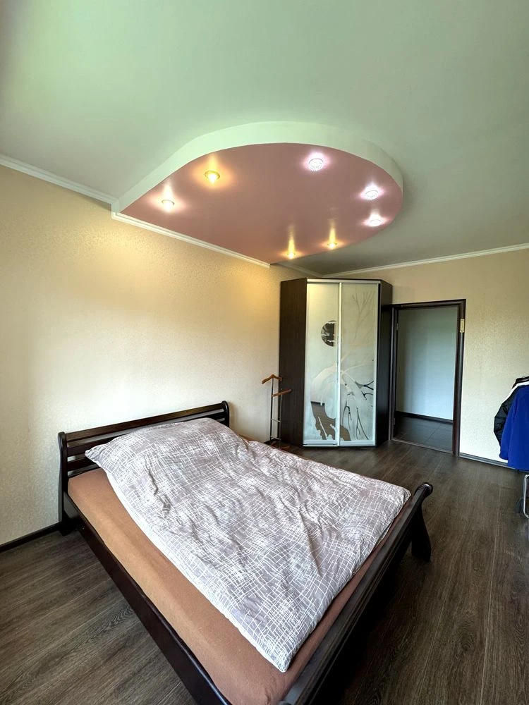 Продаж 2-кімнатної з автономним опаленням 2/10, 73 м², єОсел