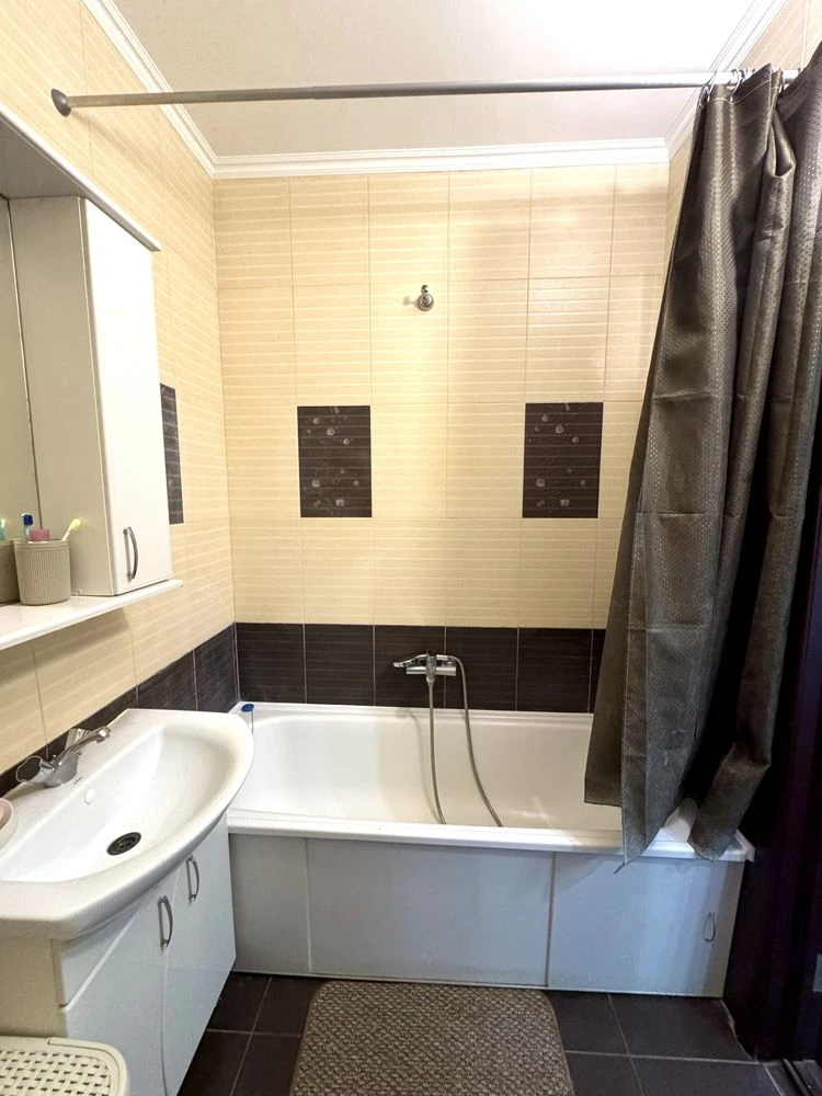 Продаж 2-кімнатної з автономним опаленням 2/10, 73 м², єОсел