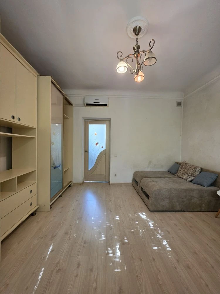 Продаж 1 кімнатної в ЦЕНТРІ МІСТА З ГАРАЖЕМ, в ДОБРОМУ СТАНІ