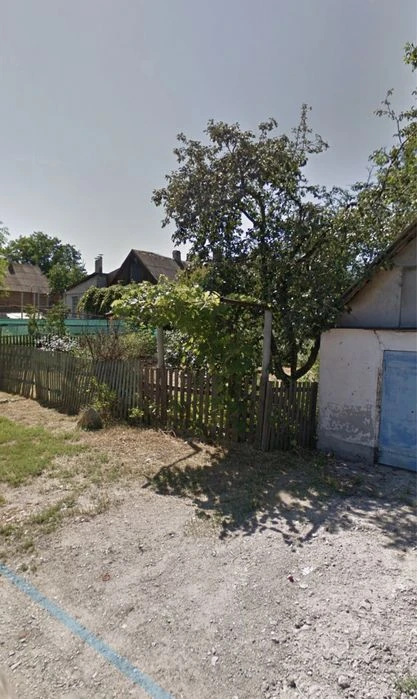 A plot of 10 hundred square meters with a residential house and post is for sale