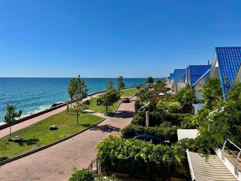 Sale of a GORGEOUS house on the seashore with a swimming pool. Thalassa.