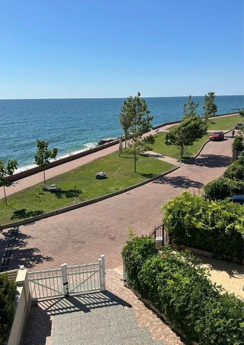 Sale of a GORGEOUS house on the seashore with a swimming pool. Thalassa.