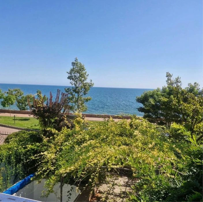 Sale of a GORGEOUS house on the seashore with a swimming pool. Thalassa.