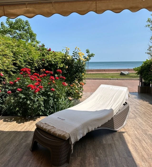 Sale of a GORGEOUS house on the seashore with a swimming pool. Thalassa.