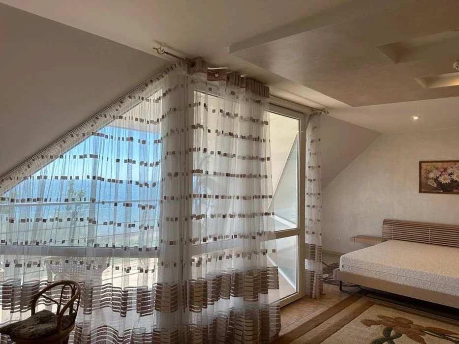 Sale of a GORGEOUS house on the seashore with a swimming pool. Thalassa.