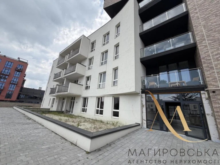 Продаж трикімнатної квартири з власною терасою по вул. Пимон