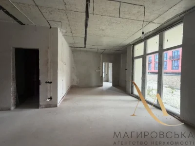 Продаж трикімнатної квартири з власною терасою по вул. Пимон