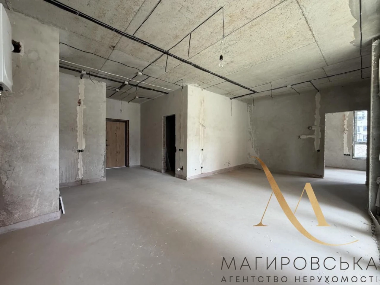 Продаж трикімнатної квартири з власною терасою по вул. Пимон