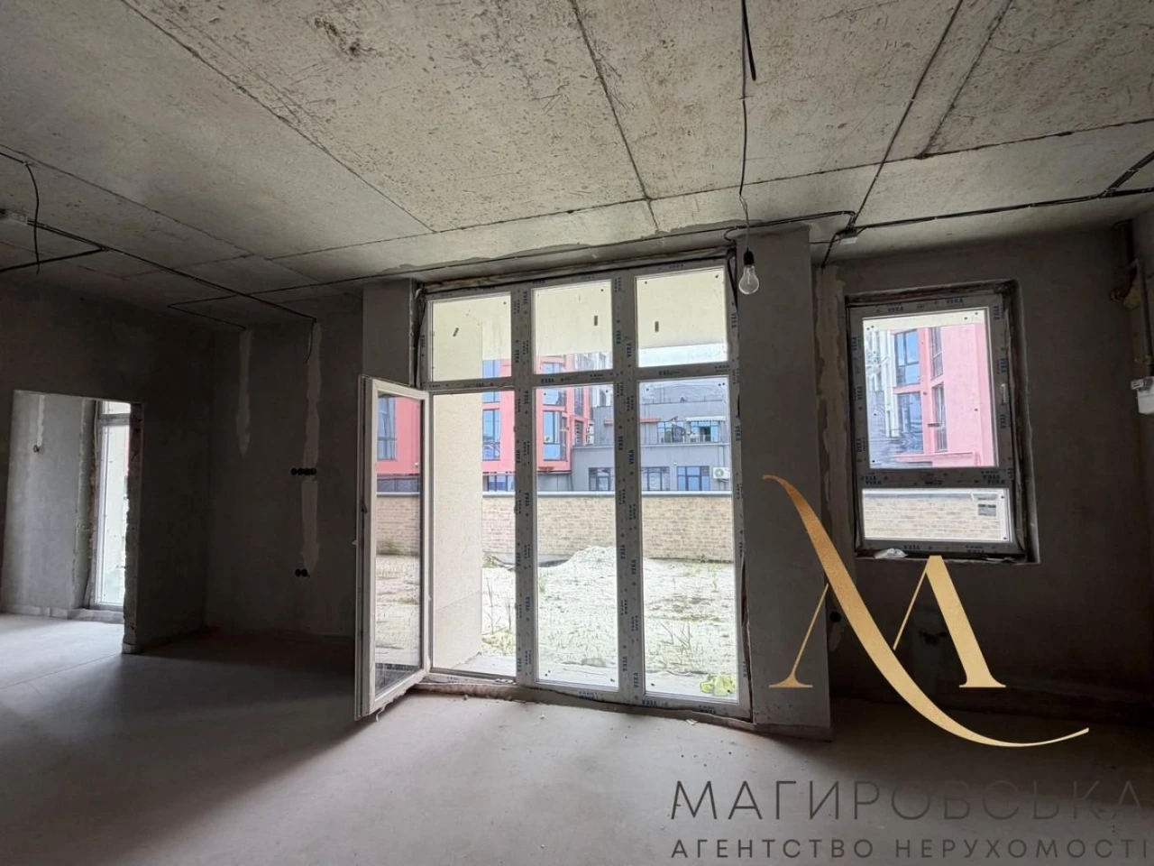 Продаж трикімнатної квартири з власною терасою по вул. Пимон