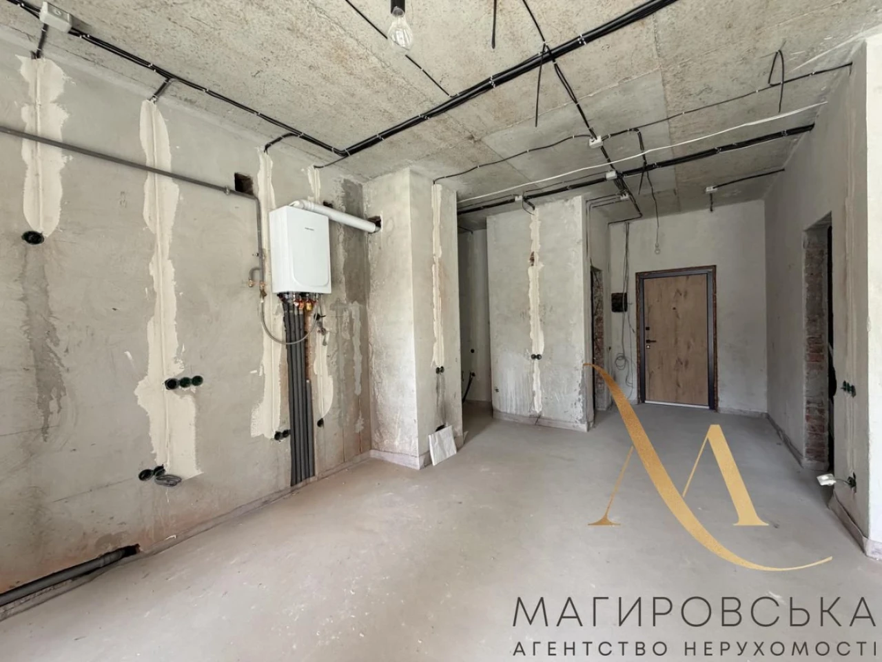 Продаж трикімнатної квартири з власною терасою по вул. Пимон