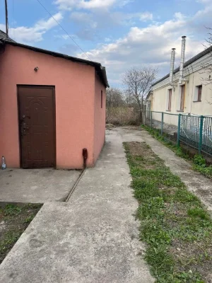 Будинок в межах міста, хороший житловий стан. Ділянка 15 сот