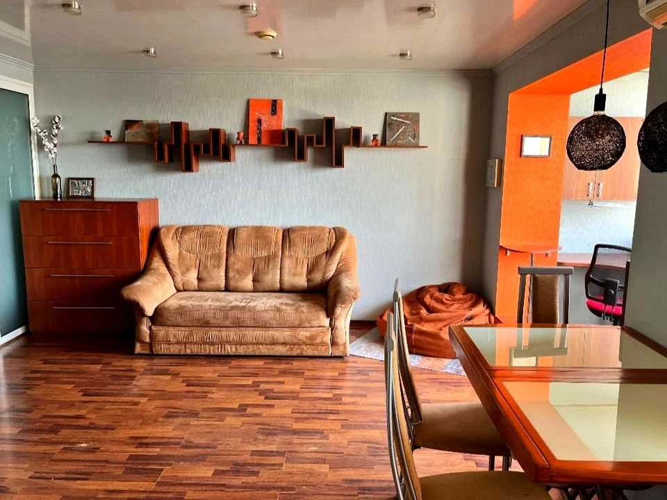 Apartment. Dnipro, Brativ Gorobtsiv St. (Dmytra Kedrina)