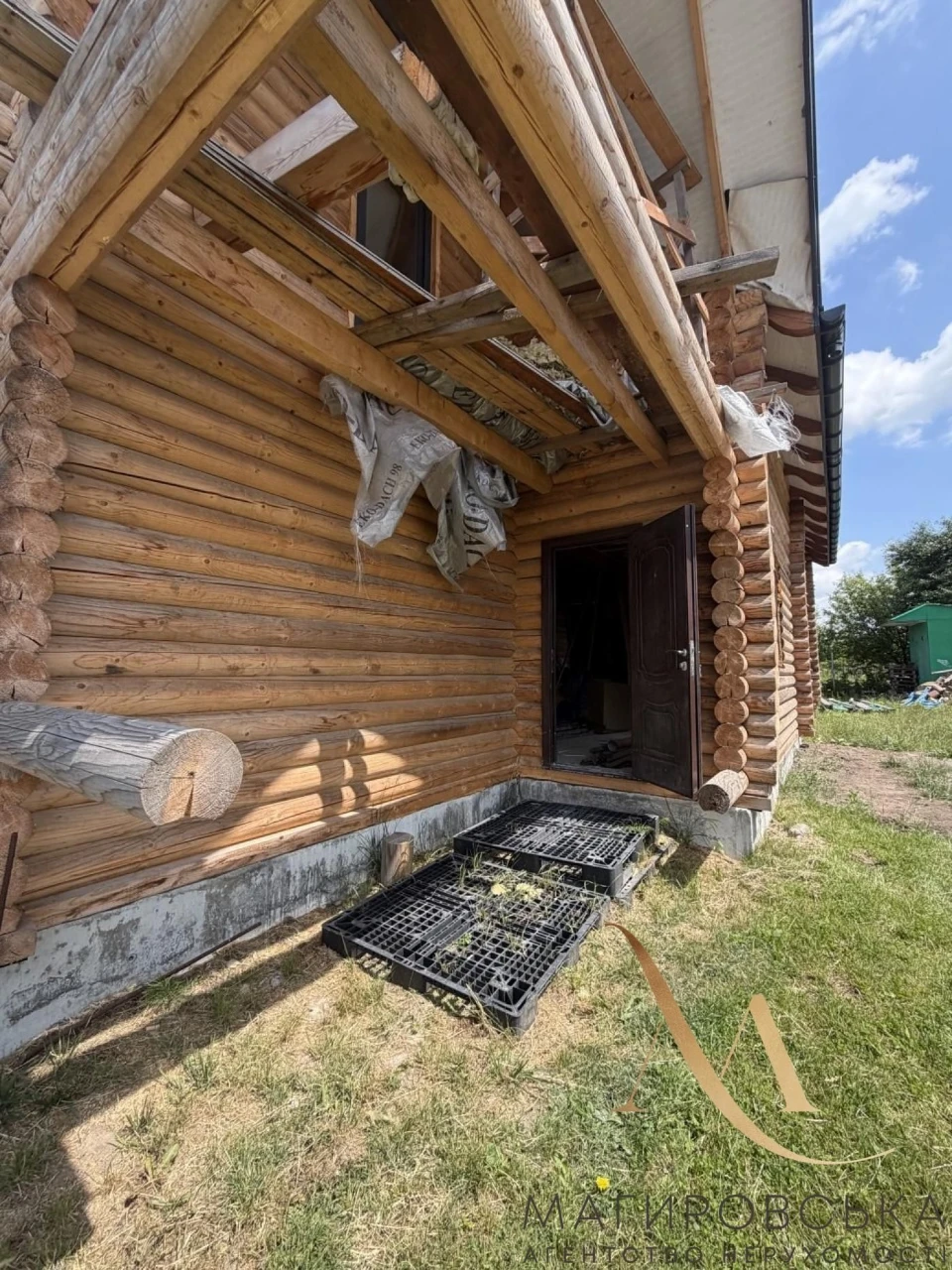 Продаж будинку зі зруба на ділянці під інд. будівництво по в