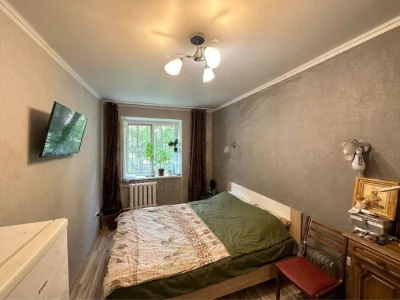Продам 2 ком. квартиру на Черемушках. Низкий этаж