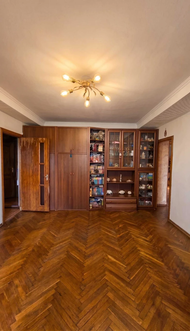 Продаж 3-к квартири в цегляному будинку біля Метро «Чернігів