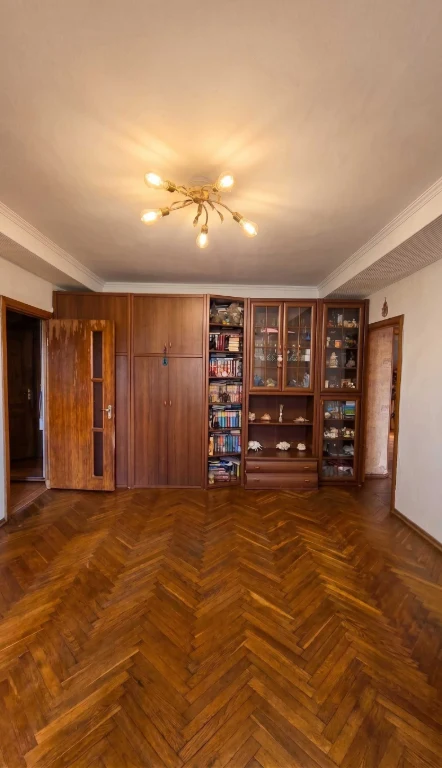 Продаж 3-к квартири в цегляному будинку біля Метро «Чернігів