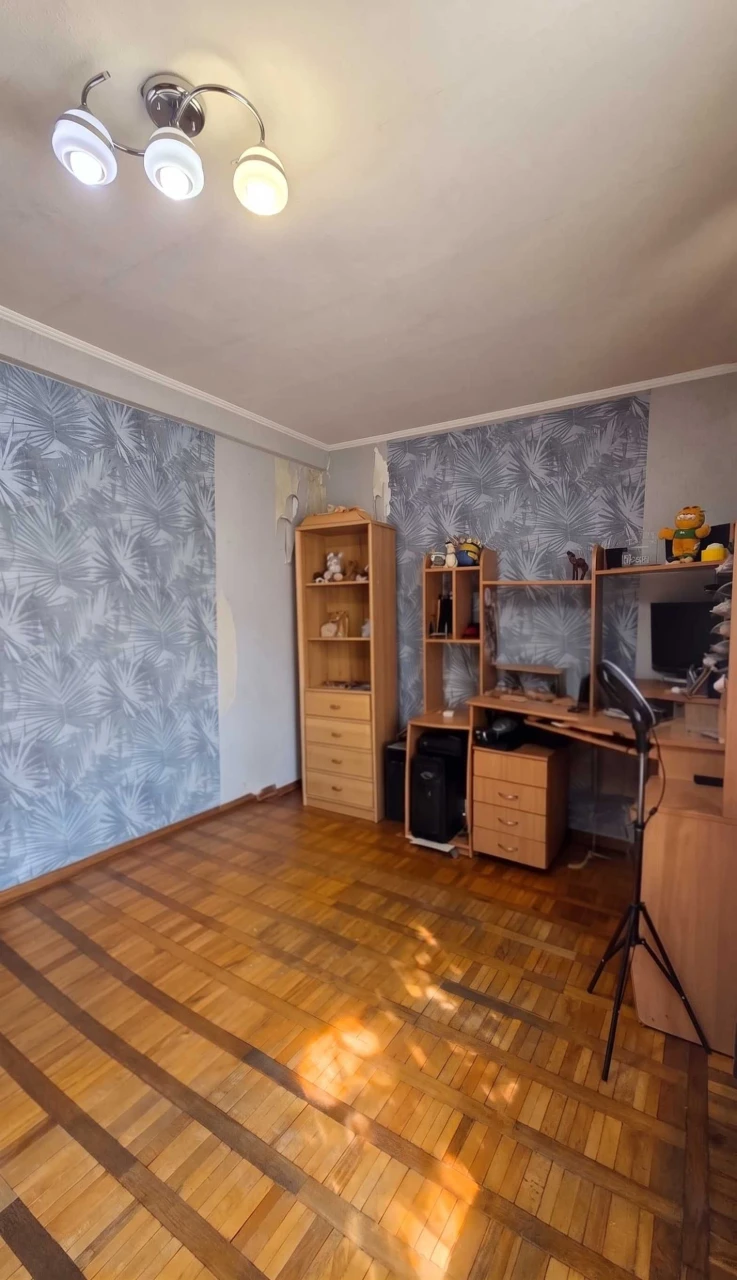Продаж 3-к квартири в цегляному будинку біля Метро «Чернігів