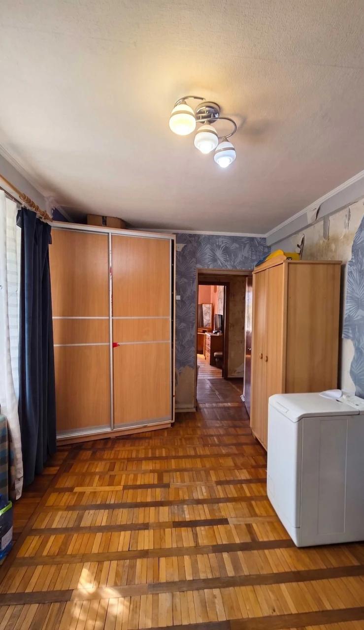 Продаж 3-к квартири в цегляному будинку біля Метро «Чернігів