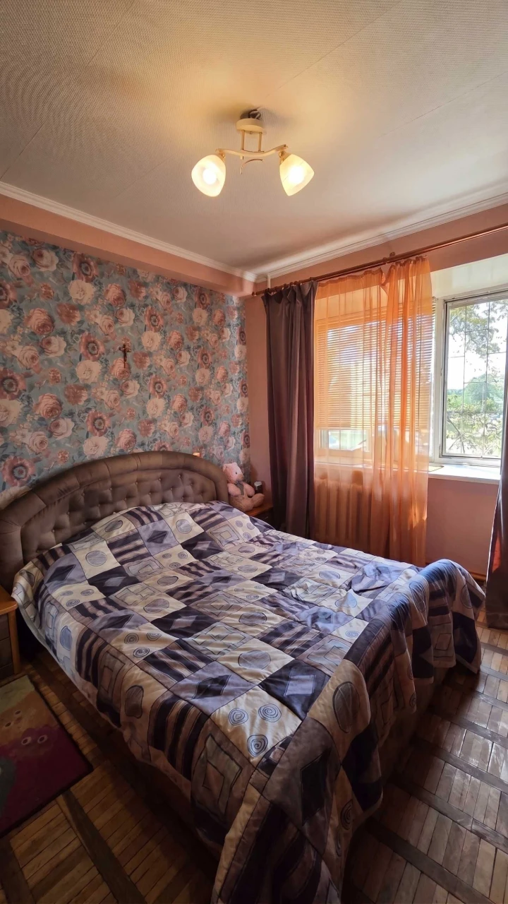 Продаж 3-к квартири в цегляному будинку біля Метро «Чернігів
