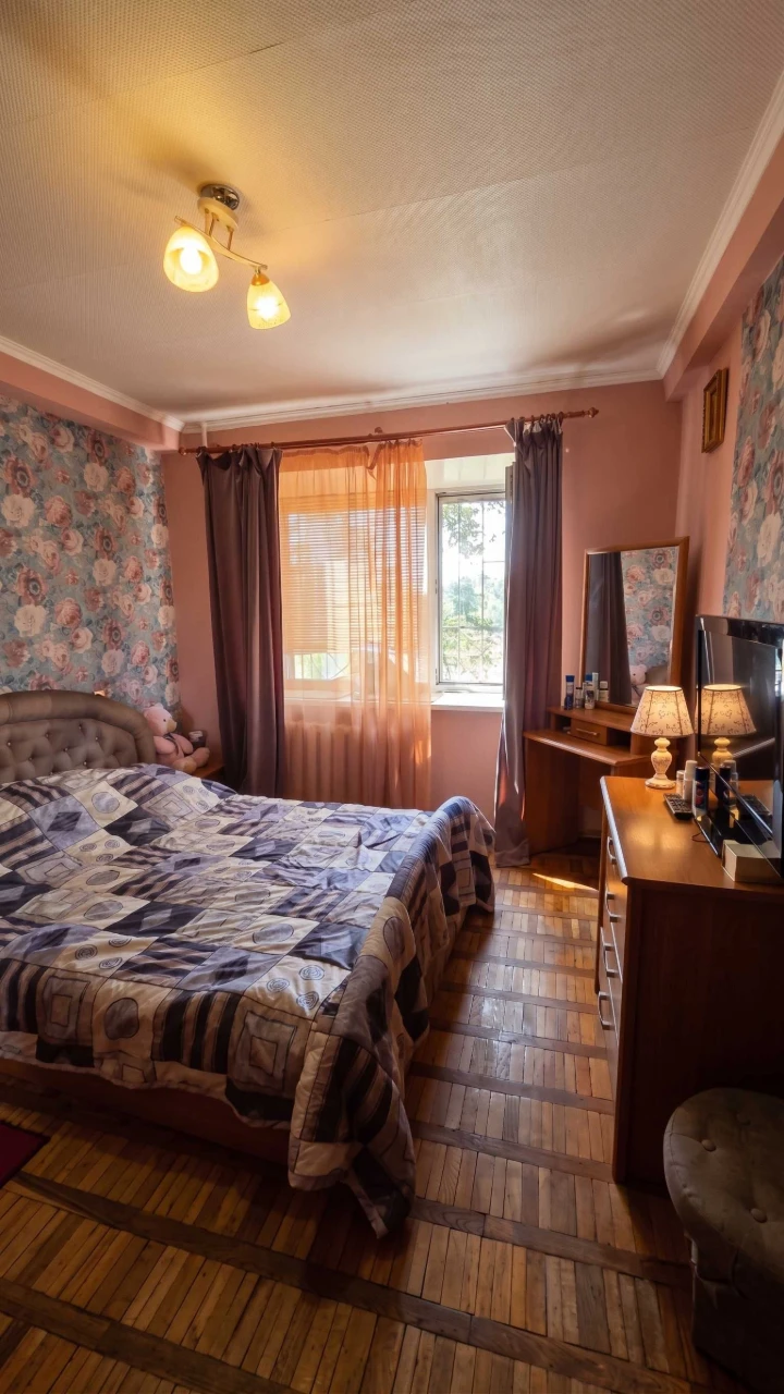 Продаж 3-к квартири в цегляному будинку біля Метро «Чернігів