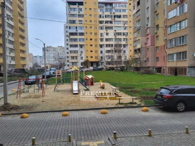 Продаеться  2-кімнатна квартира в новому зданому цегляному б