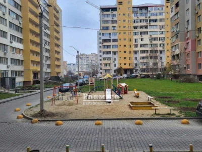 Продаеться  2-кімнатна квартира в новому зданому цегляному б