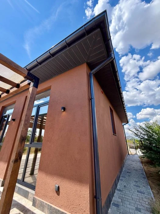 Stylish one-story house of 98 m² on 10 acres, just 1 km to