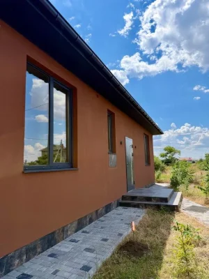 Stylish one-story house of 98 m² on 10 acres, just 1 km to