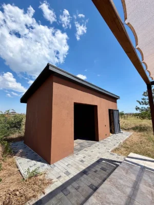 Stylish one-story house of 98 m² on 10 acres, just 1 km to