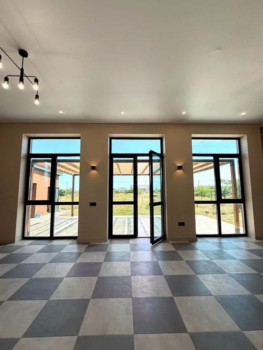 Stylish one-story house of 98 m² on 10 acres, just 1 km to