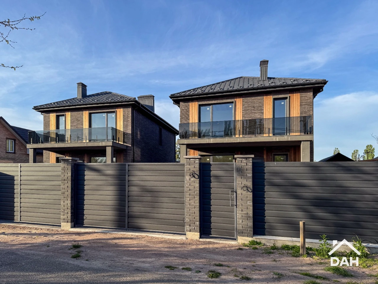 Будинок 220 м², з укриттям, під чистове оздоблення, біля мет