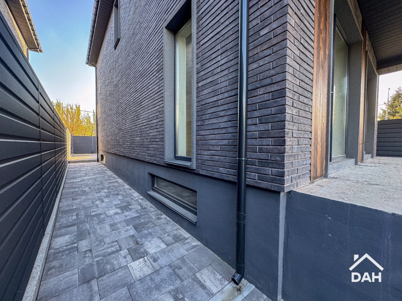 Будинок 220 м², з укриттям, під чистове оздоблення, біля мет