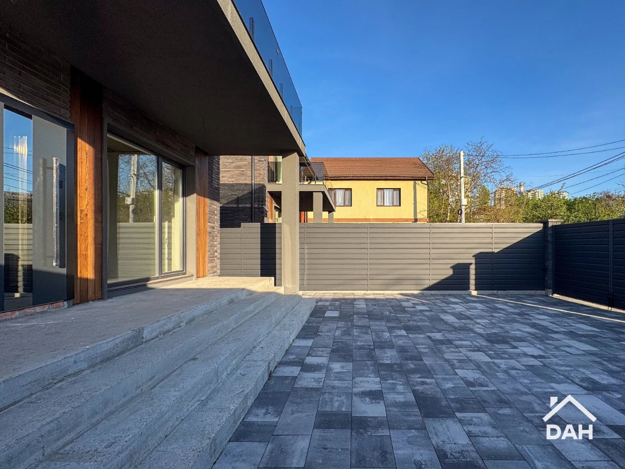 Будинок 220 м², з укриттям, під чистове оздоблення, біля мет