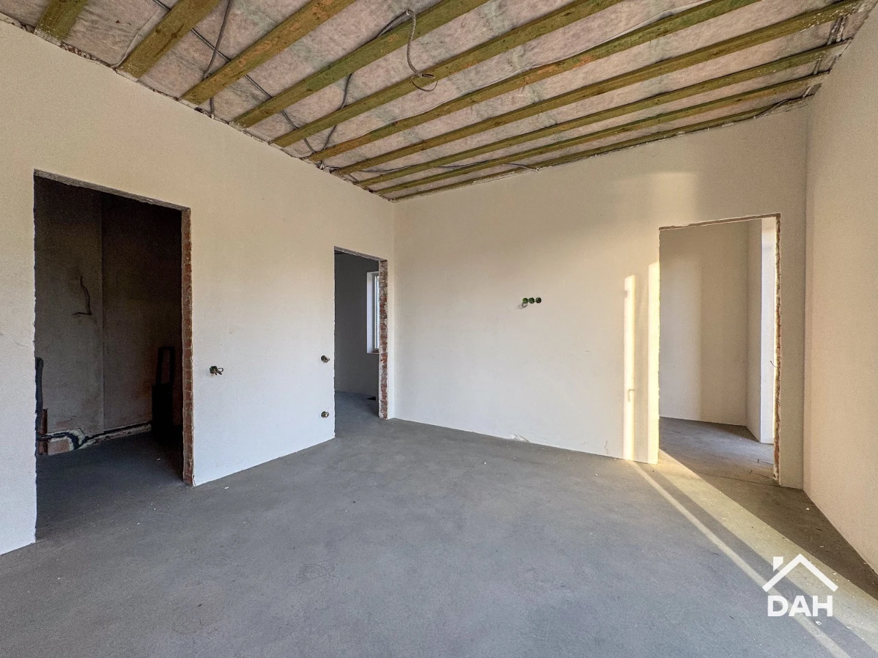 Будинок 220 м², з укриттям, під чистове оздоблення, біля мет